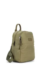 Mochila capitoneada color verde oscuro de nylon, con apertura superior con cierre y tiradores metálicos, bolsillos internos, bolsillo con cierre metálico al frente, correa corta de mano y correas de galón regulables para colgar en la espalda.