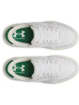 Championes Under Armour modelo W Flex, de color blanco con detalles en verde. Presentan un diseño de corte bajo con empeine de cuero premium, panel de talón acanalado y suela de goma resistente.