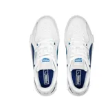 Championes Puma modelo CA Pro Glitch, de diseño urbano con base blanca y detalles en azul oscuro y azul eléctrico. Presentan una silueta clásica con suela de plataforma y el logo de la marca en el lateral.