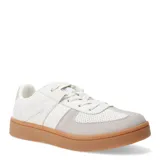 Championes urbanos de diseño clásico con paneles de cuero sintético blanco y detalles en gamuza beige en la puntera y el talón. Presentan una suela de goma color caramelo y cierre mediante cordones al tono.
