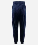 Pantalón tipo jogger de plush color negro, con cintura elástica, bolsillos laterales y puños ajustados en los tobillos.