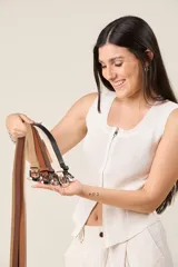 Cinto fino de ecocuero color marrón, con hebilla plateada.