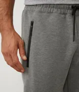 Pantalón deportivo masculino liso color negro, con ajuste elástico en la cintura y bolsillos laterales.