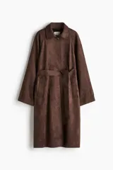 Abrigo midi color marrón con terminación en cepillado suave, cuello clásico, botones ocultos en el frente y cinturón ancho para atar. Presenta mangas raglán con trabilla ajustable de botón en los puños, bolsillos laterales insertados y abertura en la parte trasera. Sin forro.