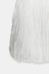 Chaleco blanco de pelo sintético, con cuello redondo y sin mangas.