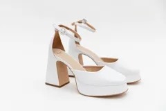 Zapatos de tacón con plataforma, color rojo, con correa al tobillo y hebilla redonda.