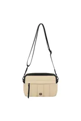 Bandolera de diseño rectangular en color marrón, con múltiples compartimentos con cierre. Presenta una correa larga ajustable y desmontable en color negro, y el logo de la marca en la parte frontal inferior.