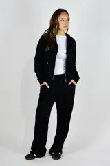 Pantalón de jogging beige, confeccionado en 100% algodón, de corte ancho y relajado con cintura elástica y cordón ajustable.