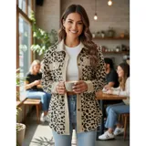 Sobre camisa de pana con estampado animal print, de corte suelto y manga larga. Presenta cuello italiano, cierre frontal con botones y bolsillos en el pecho.