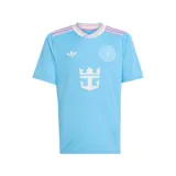 Camiseta de fútbol Adidas réplica Stadium del Inter Miami CF, tercera equipación temporada 2025/26. Color azul claro con cuello en V con ribetes rosados y blancos, y tres franjas rosadas en los hombros. Presenta un escudo circular del club y un logo de ancla estilizado en el centro.