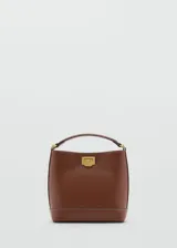 Bolso tipo bucket de tamaño pequeño, color marrón, con asa corta superior y cierre metálico frontal. Incluye detalles de costuras visibles y herrajes en tono dorado.