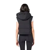 Campera multifunción modular color negro, con diseño matelaseado y capucha desmontable. Su sistema de cierres permite transformarla en cuatro versiones: campera larga, campera corta, chaleco largo y chaleco corto.