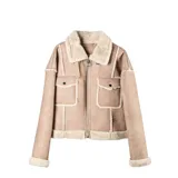 Campera de estilo aviador en color taupe, confeccionada en material símil gamuzado con interior y detalles de bordes en corderito sintético color crema. Presenta cierre frontal, dos bolsillos frontales con solapa y botones metálicos, y cuello solapa.
