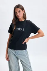 Remera de manga corta color negro con estampa frontal en color blanco con el texto Viena Life in Motion.