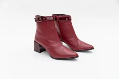 Bota corta de cuero color bordó, con punta fina, aplique al tono en charol y taco cuadrado.