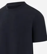 Remera celeste de algodón acanalado, corte slim fit, cuello redondo y mangas cortas.