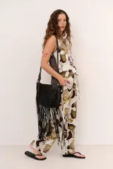 Pantalón largo beige de corte holgado con estampado floral en tonos marrones y violetas, y cintura con cordón ajustable.