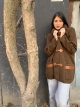 Saco marrón de lana Merino con cuello alto y cierre con broches tipo toggle.