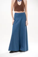 Pollera larga de jean azul, de corte evasé y tiro alto.