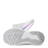 Championes de running New Balance modelo Evoz con tecnología Fresh Foam. Diseño en color gris claro con detalles en violeta y fucsia en la entresuela y logo de la marca.