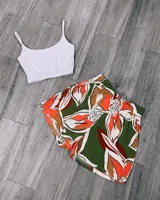 Short de corte holgado con cintura elástica, estampado con diseño floral abstracto en tonos verde, naranja, blanco y marrón.