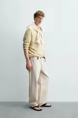 Jeans baggy fit confeccionados en denim de algodón color beige, de corte holgado y amplio en toda la pierna, con tiro medio y diseño de cinco bolsillos.
