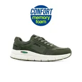 Championes deportivos Joma modelo Lumus Men 2623, color verde oliva. Presentan un diseño con paneles de malla y refuerzos de material sintético tipo gamuza, con suela blanca de phylon y tecnología de amortiguación memory foam.