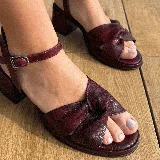 Sandalias de cuero color dorado, con plataforma y taco cuadrado. Presentan tiras cruzadas en el empeine y pulsera al tobillo con hebilla.