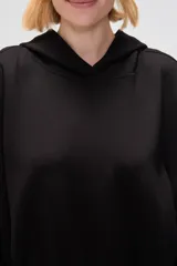 Canguro negro con capucha y mangas largas abullonadas.