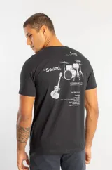 Camiseta estampada negra de manga corta, con diseño gráfico en la espalda que incluye ilustraciones de instrumentos musicales y texto.
