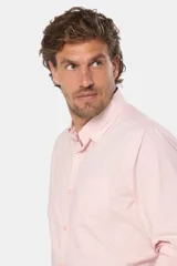 Camisa de hombre color celeste, de manga larga con presilla para enrollar, bolsillo en el pecho y confeccionada 100% en algodón.