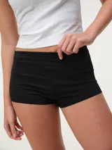 Micro short negro de microfibra, con cintura elástica y diseño ajustado.