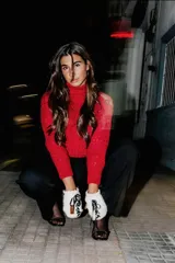 Mitones tejidos a mano en lana merino natural color crudo, con detalle de tiento de cuero negro que se ata en el centro.