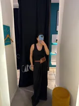 Cinto ancho de cuero marrón con diseño tipo corset, cierre de hebilla metálica y detalle de tachas doradas.