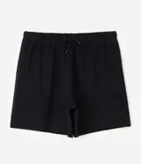 Bermuda de moletón color negro, con cintura elástica y cordón de ajuste. Presenta un diseño liso con bordado sutil en la parte inferior y bolsillos laterales.