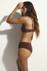 Top de bikini push-up color marrón, con diseño cruzado en el centro del busto y tirantes dobles ajustables.