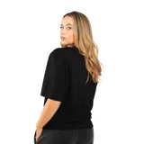 Remera regular de algodón color negro, con cuello redondo y diseño liso, cuenta con un pequeño logo bordado en el centro del pecho.