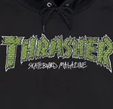 Canguro negro con capucha y cordones ajustables. Estampado frontal con el logo de Thrasher en verde y blanco.