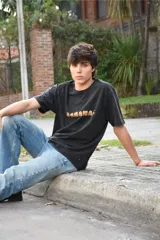 Remera negra de algodón 100% peinado, de corte recto, con estampado frontal de la palabra 'Bananas' en tono ocre.