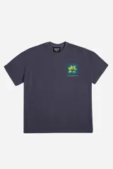 Buzo de felpa azul oscuro de manga corta, con escote redondo y estampado frontal de una flor amarilla sobre un fondo azul verdoso.