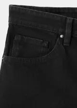 Short de denim negro de tiro medio con diseño de cinco bolsillos, presillas para cinturón y cierre frontal con botón y cremallera.