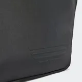 Bolso tipo bowling de Adidas, color negro, con diseño minimalista y logo del Trifolio en relieve. Cuenta con correa acolchada y cierre principal.