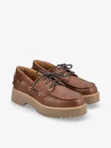 Zapato náutico color bordó con plataforma color beige.