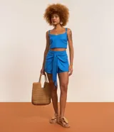 Short pollera corto de viscolino color azul, con cintura elástica y detalle de lazo delantero. Confeccionado en una mezcla de viscosa y lino.