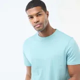 Camiseta de corte recto y cuello redondo, confeccionada en tejido de punto liso de color azul claro, con mangas cortas.