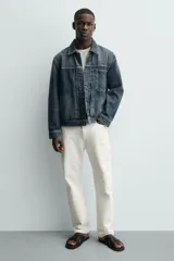 Sandalia plana de cuero negro con dos tiras anchas cruzadas en el empeine y plantilla anatómica.