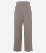 Pantalón recto de tejido anarruga color beige, con cintura elástica ancha y bolsillos laterales funcionales.