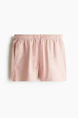 Short de baño rosado con estampado pespunteado de hojas, cintura elástica con cordón ajustable, bolsillos laterales, un bolsillo trasero con cierre autoadherente y aberturas laterales cortas. Incluye suspensor interior de malla.