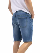 Bermuda de jean azul de corte recto, con bolsillos laterales y traseros.