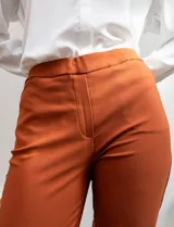 Pantalón de vestir color celeste, de corte recto y largo tobillero. Confeccionado en gabardina elastizada. Marca Zac & Rachel.